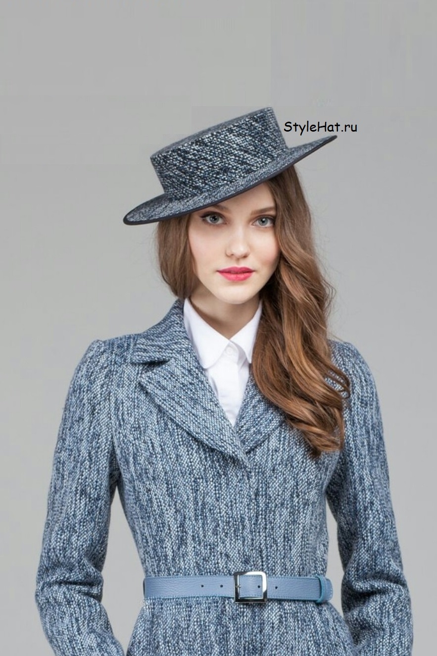 Ярко сине-серо-голубая шляпа с полями канотье с пальто