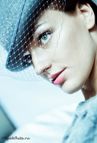 Серый женский котелок с изогнутыми полями с вуалью