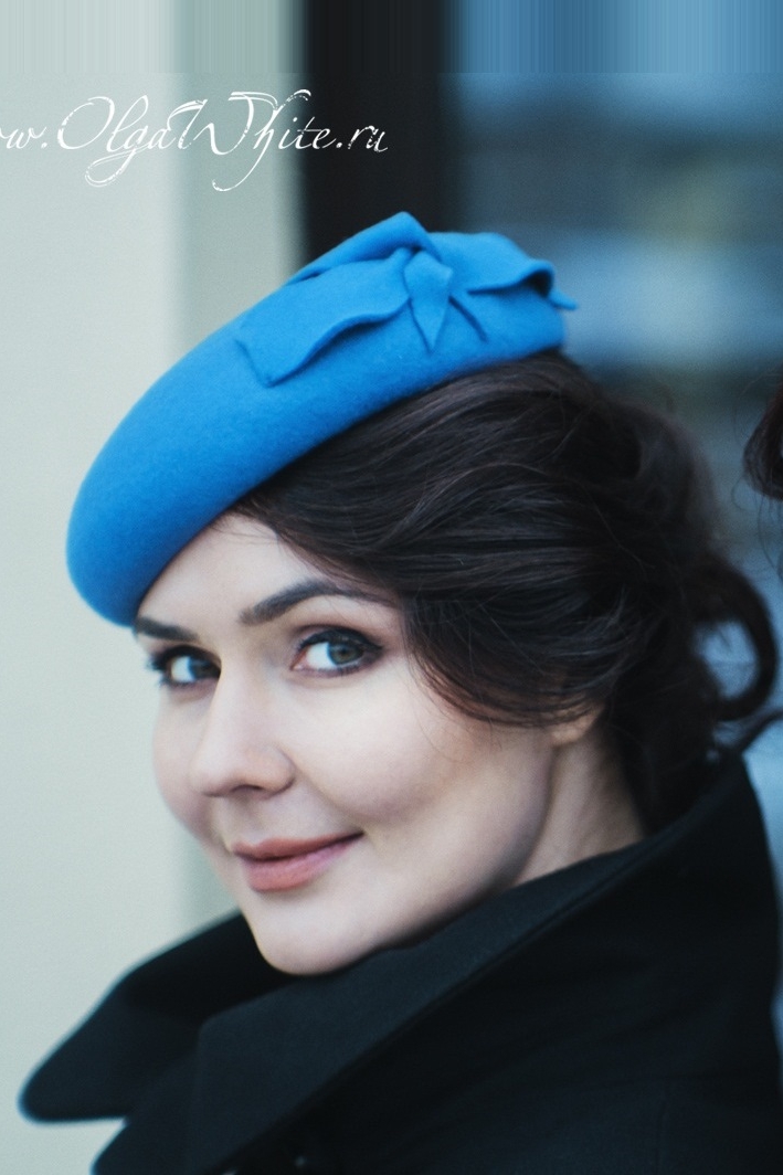 Синяя шляпа берет ярко синего цвета