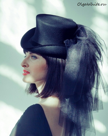 Черная шляпа цилиндр с фатой