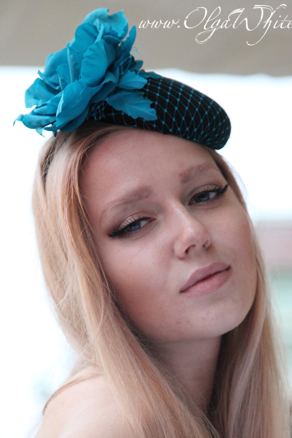 Ярко голубая шляпка таблетка с черным