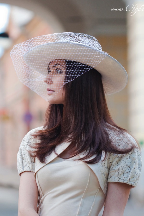 Белая широкополая свадебная шляпа с вуалью