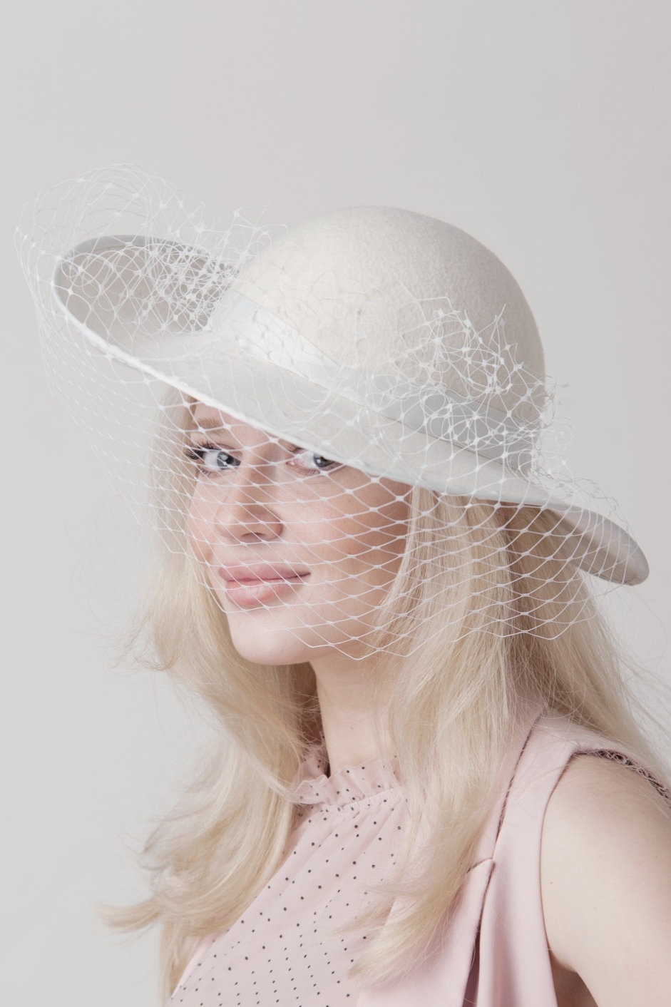 Белая широкополая свадебная шляпа с полями и вуалью