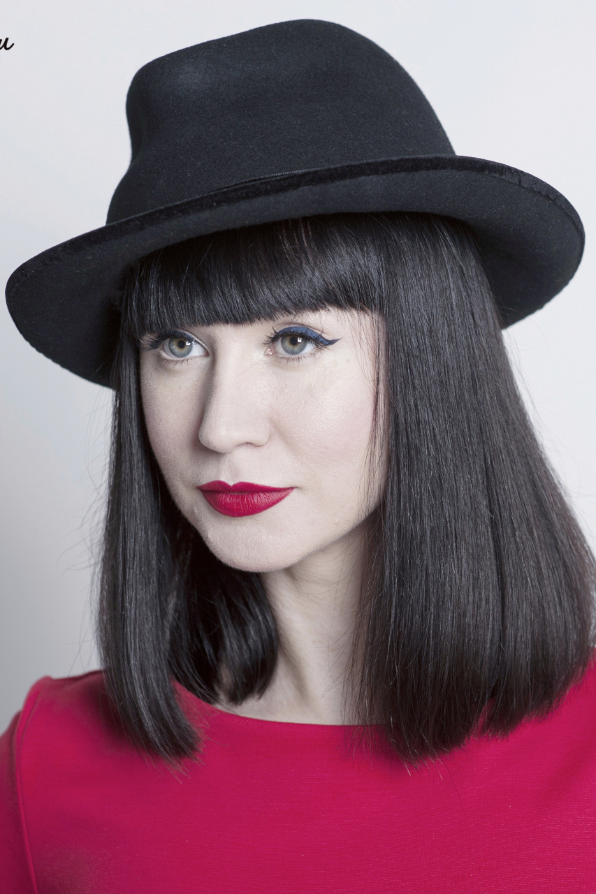 Федора женская шляпа из черного фетра с каре и челкой