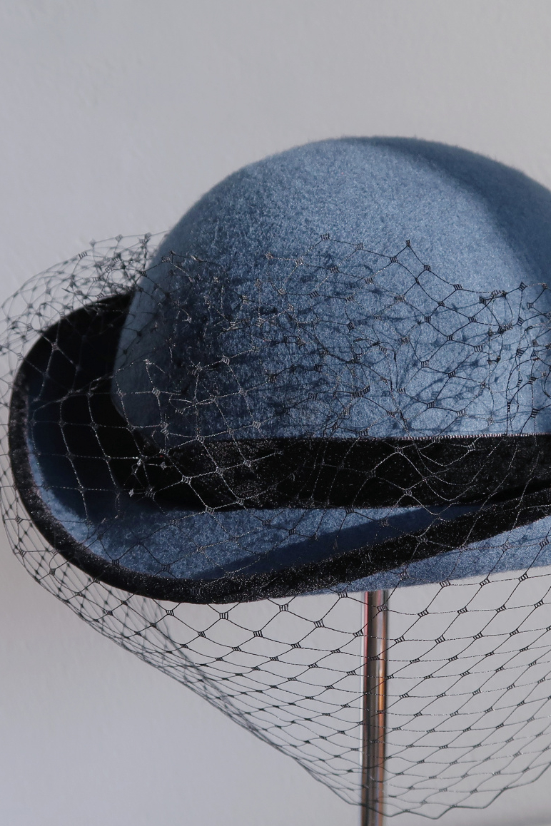 Серо-синяя женская шляпка с узкими полями