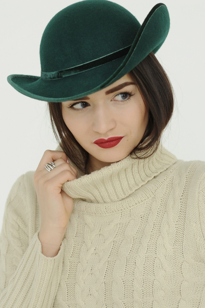 Зеленая женская шляпа с загнутыми полями