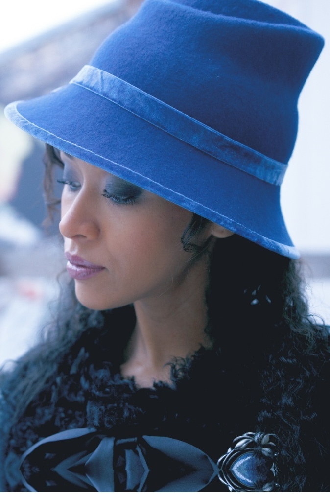 Синяя женская шляпа с маленькими полями "Бутон"