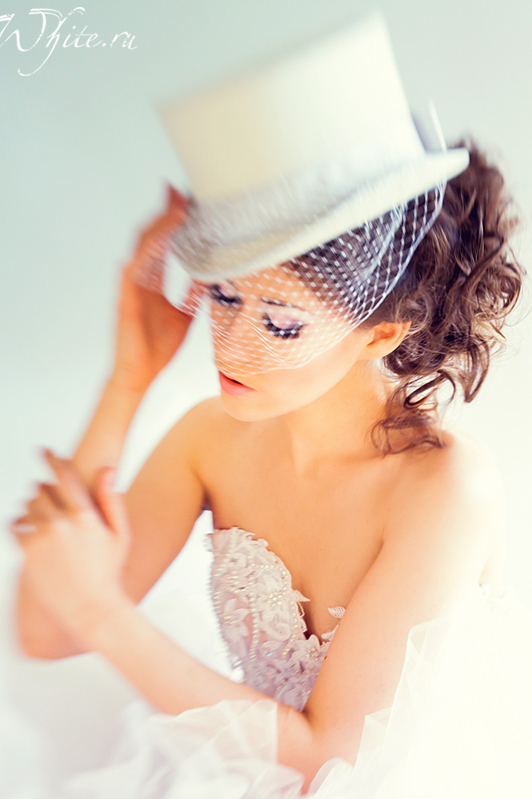 Белый свадебный цилиндр с вуалью