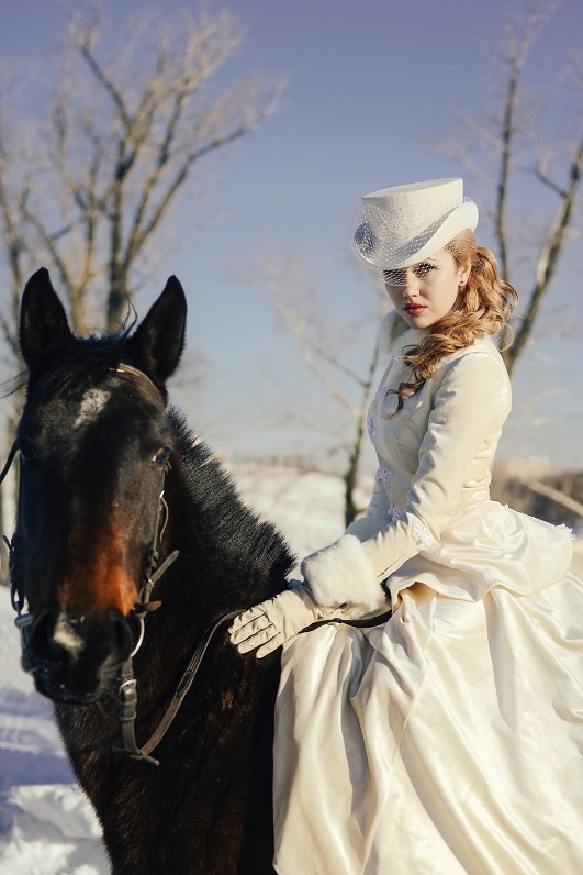 Белый женский цилиндр Амазонка для верховой езды