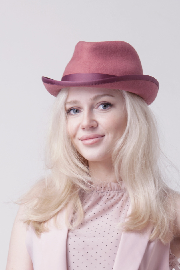 Розовая женская шляпа из фетра с полями