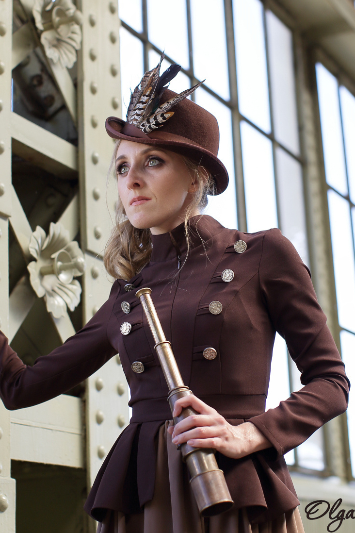 Коричневая женская шляпа с перьями в стиле ретро стимпанк