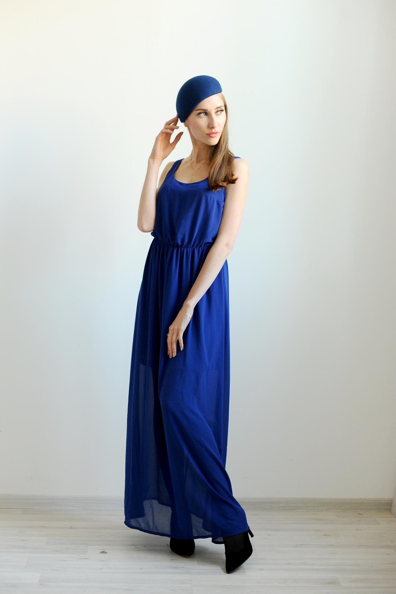 Синяя женская шляпа с синим платьем