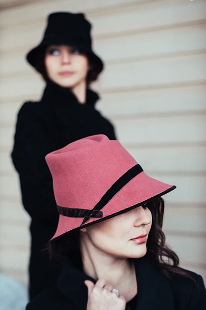 Пепельно розовая фетровая шляпка с опущенными полями "Бутон"