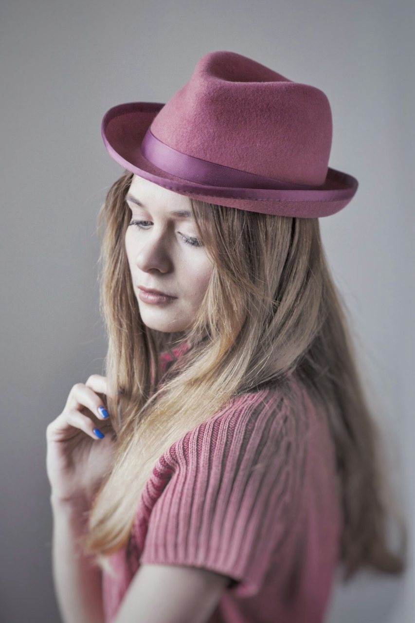 Розовая женская шляпа федора с маленькими полями