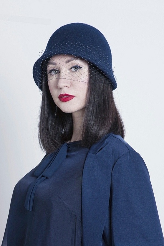 Синяя шляпа клош Шляпка в ретро стиле. С чем носить?