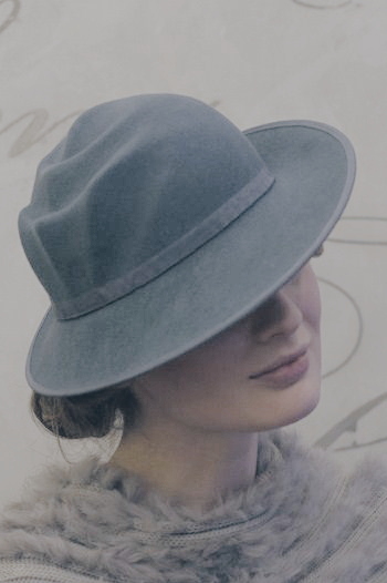 Серая фетровая шляпка в винтажном стиле