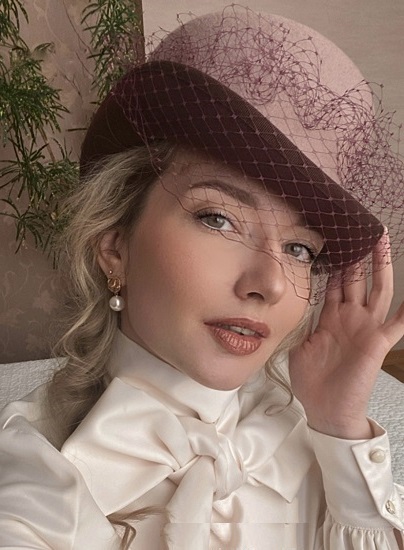 Бордово-розовая шляпа цилиндр женская с вуалью