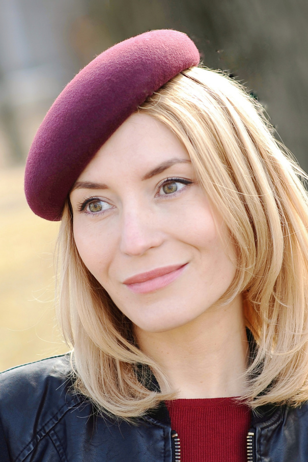 Бордовая женская шляпа берет Образ с черной юбкой и перчатками