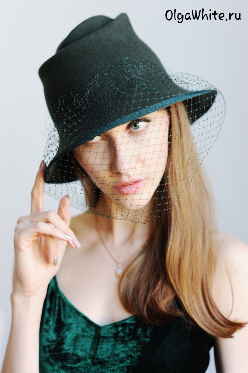 Зеленая шляпа с опущенными полями и вуалью