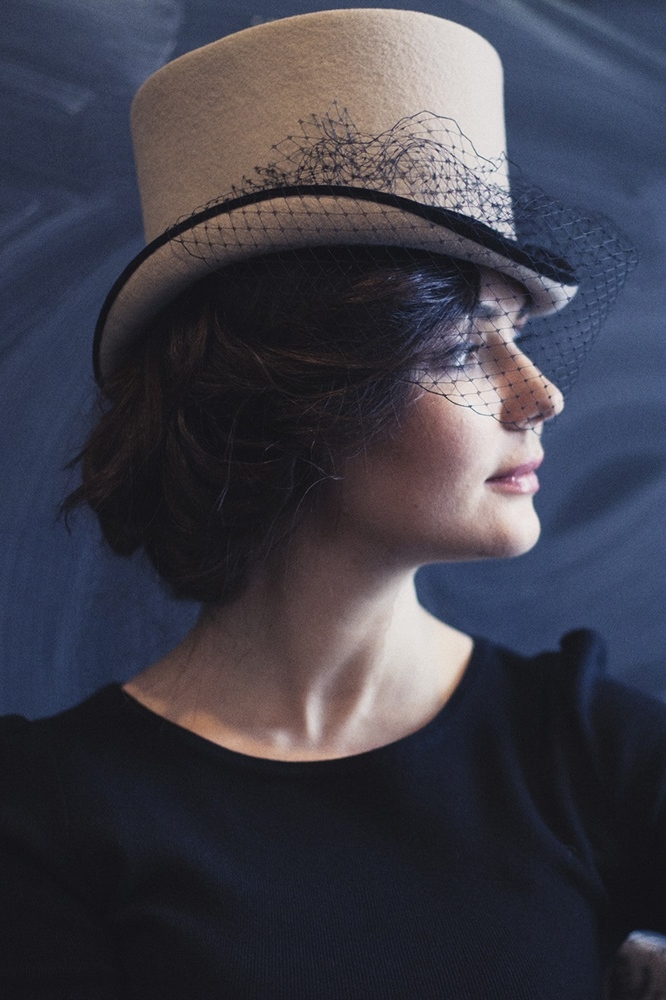 Бежевая женская шляпа цилиндр с вуалью