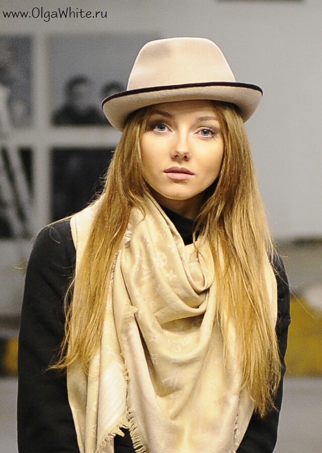 Бежевая шляпа федора женская с маленькими полями