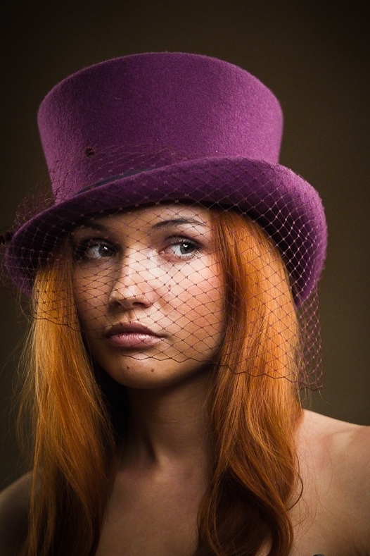 Фиолетовый женский цилиндр - шляпа с вуалью