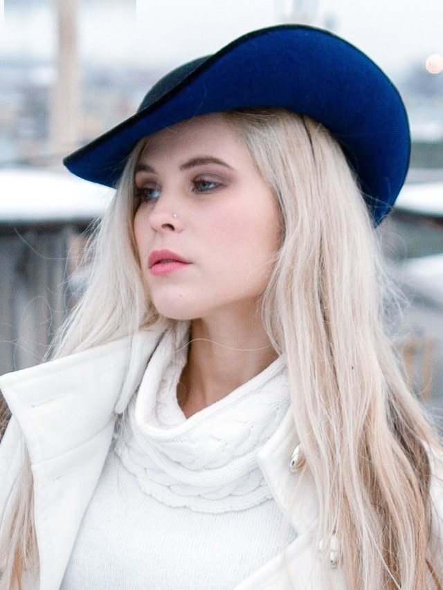 Черно-синяя женская фетровая шляпа с полями к белому пальто