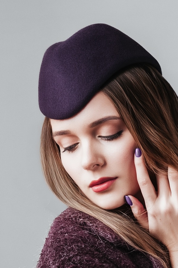 Фиолетовая шляпа пилотка с фиолетовым пальто