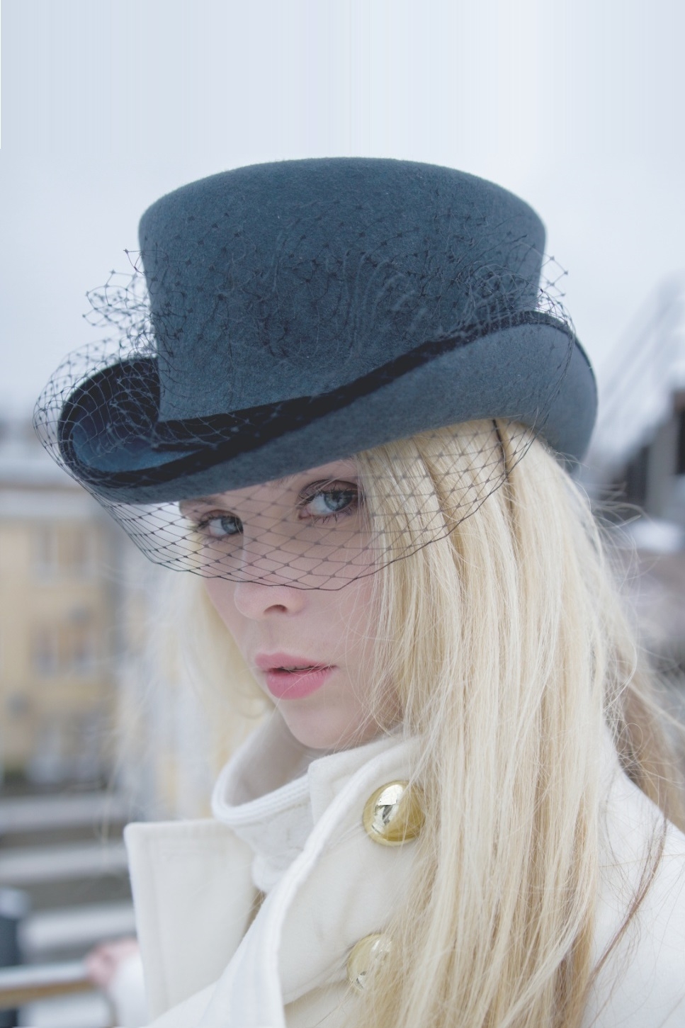 Серая женская шляпа цилиндр-амазонка с вуалью