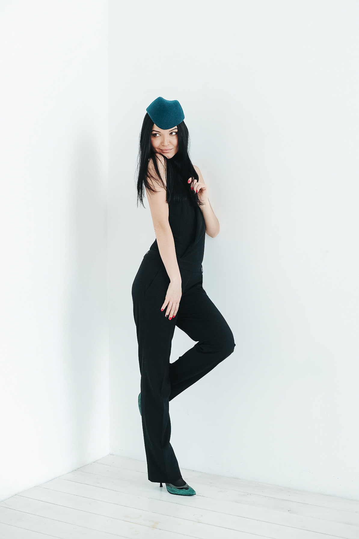 С чем носить шляпу? Образ-шляпка с черными брюками и топом