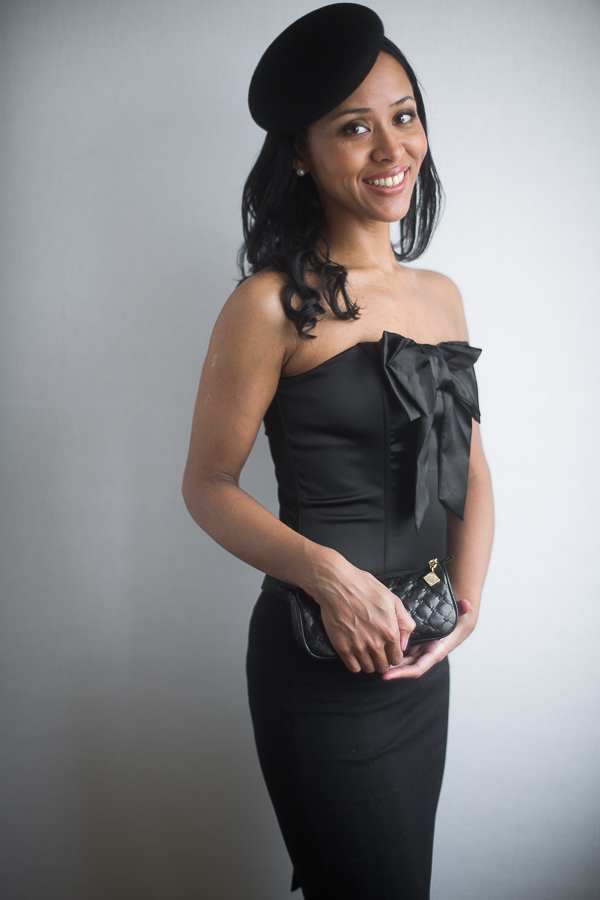 Черная шляпка берет с корсетом и юбкой