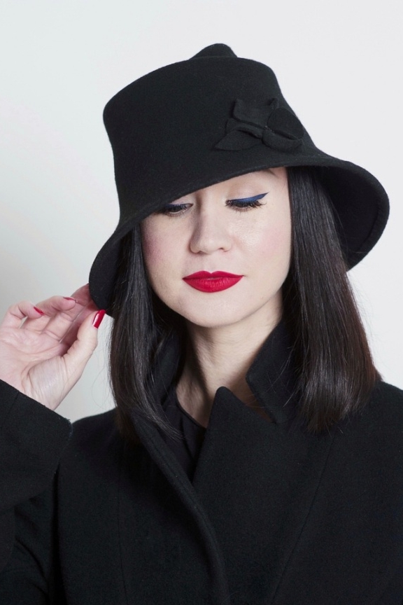 Черная женская шляпа с опущенными полями с пальто
