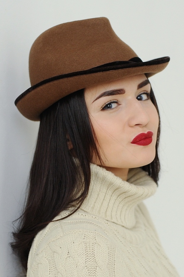 Коричневая шляпа федора женская С чем носить?