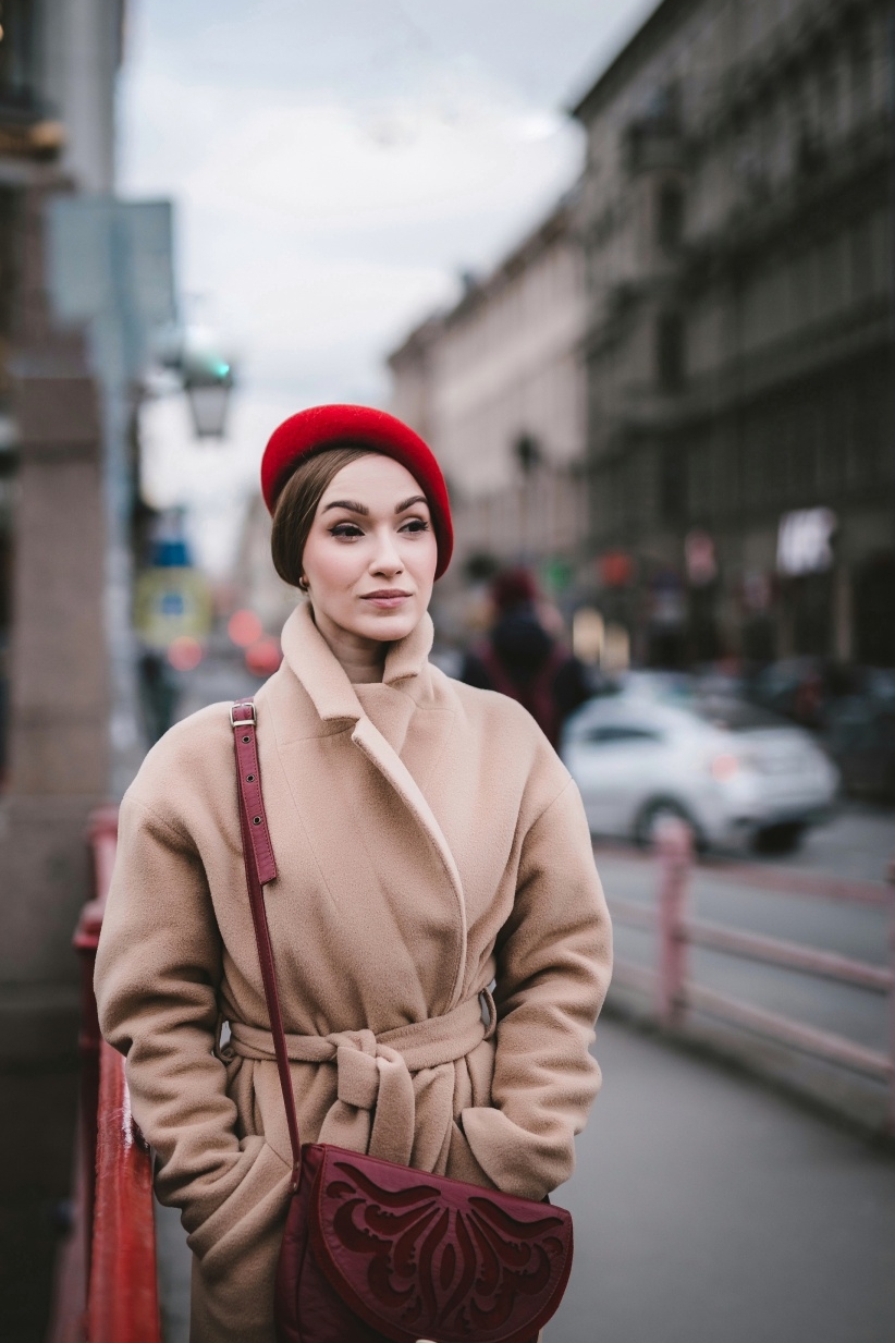 Красный берет из фетра Женский образ с пальто