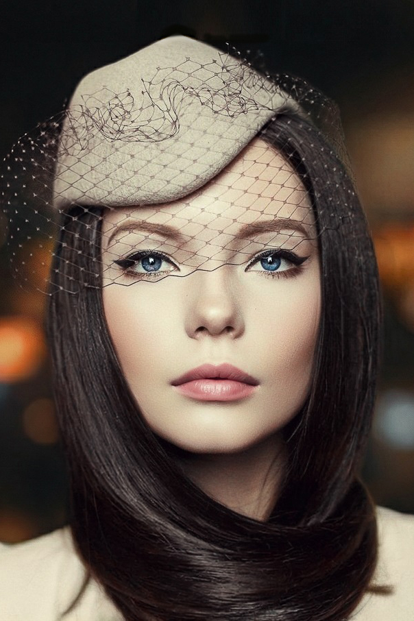 Бежевая шляпа с вуалью Бежевая фетровая шляпка пилотка на шатенке в светлом пальто