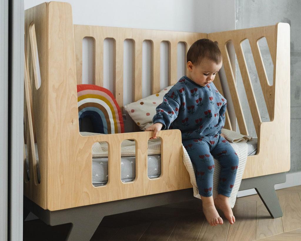 Детская кроватка Milky с одним низким бортиком