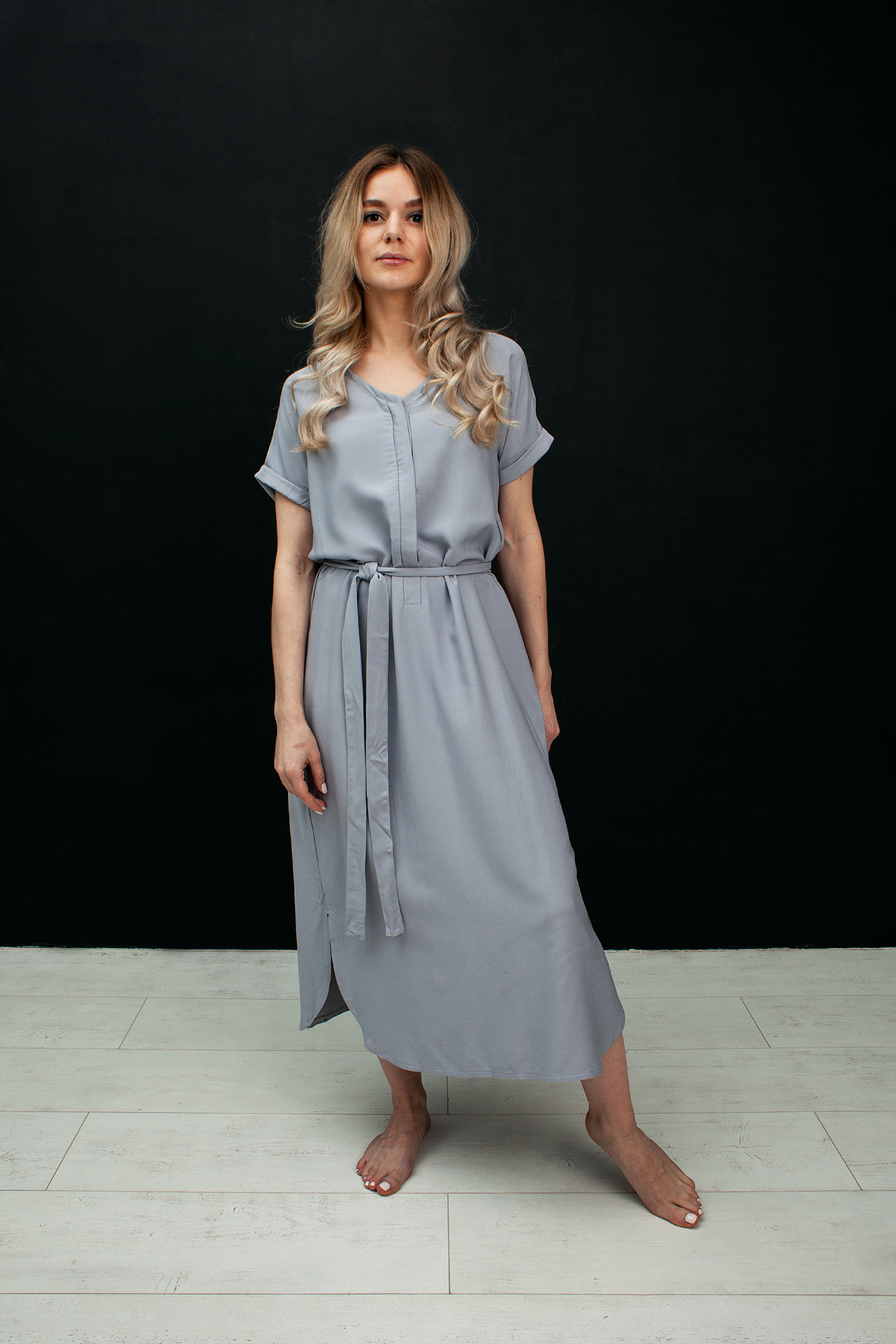 Взрослое платье с поясом серое