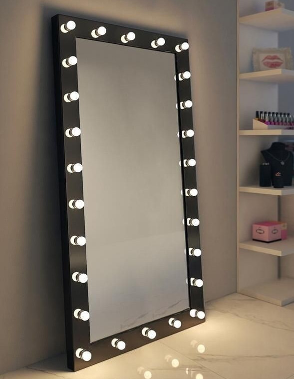 Большое зеркало в темной раме