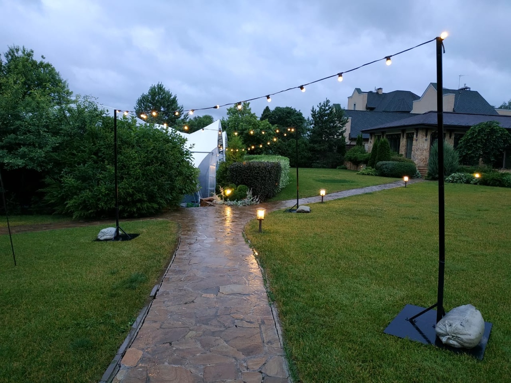 Стойки для монтажа гирлянд на открытых пространствах