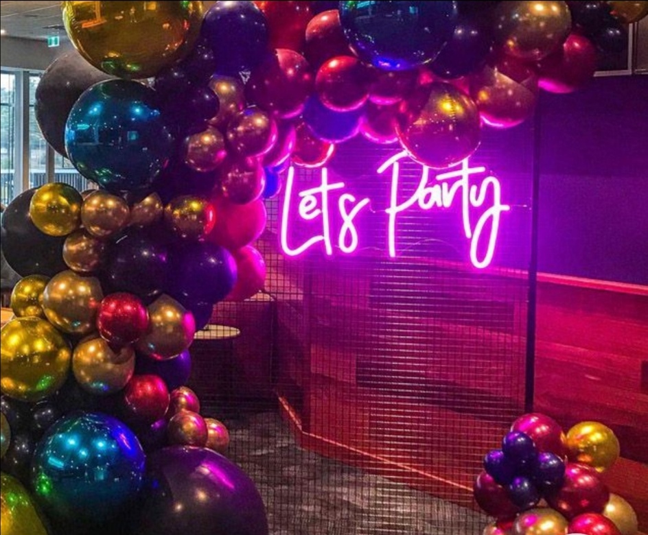 Неоновая надпись "Let's party" 100х30 см