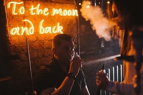 Неоновая надпись "To the moon and back" 86х35 см