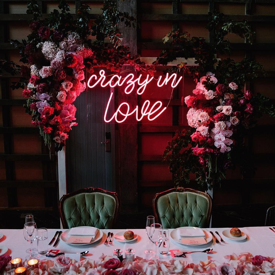 Неоновая надпись "Crazy in love" 40х80 см