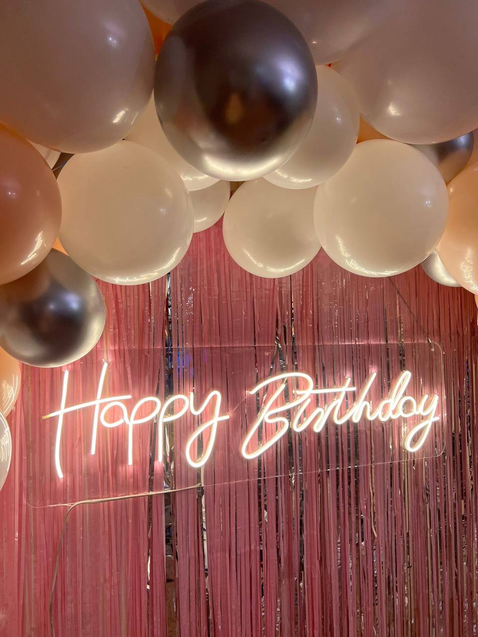 Неоновая вывеска Happy birthday