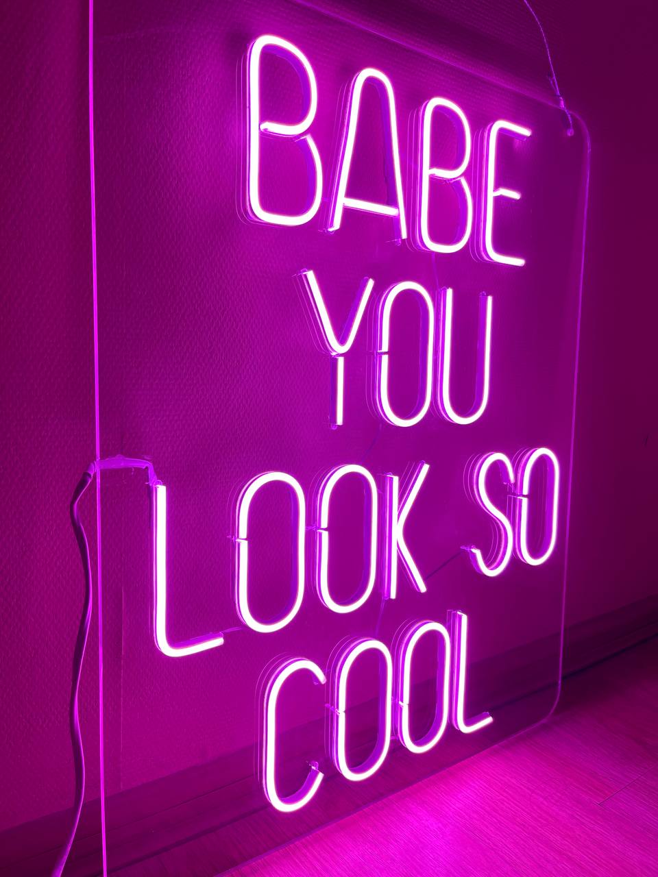 Неоновая вывеска Baby you look so cool