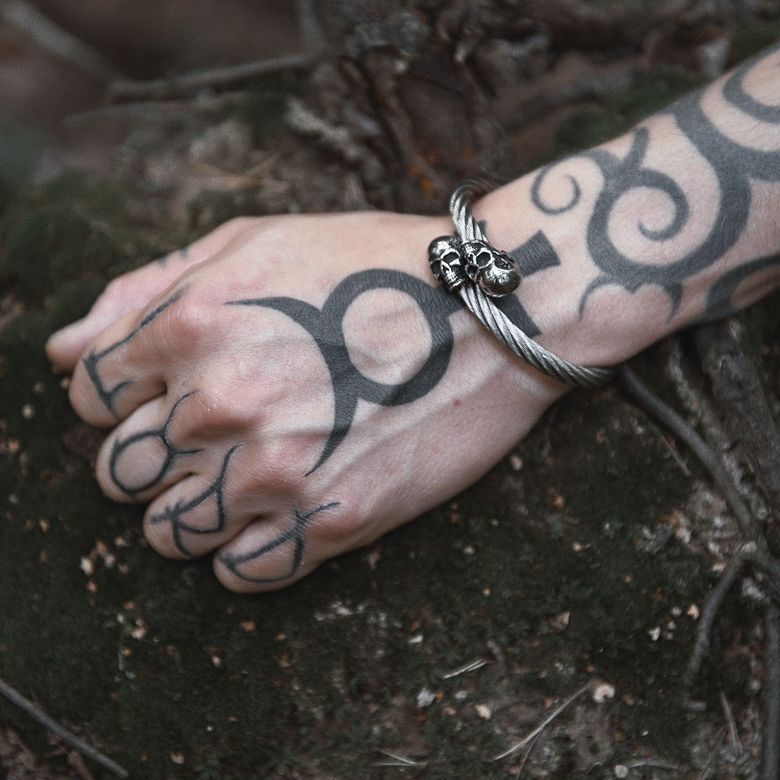 Черепа — гибкий стальной браслет