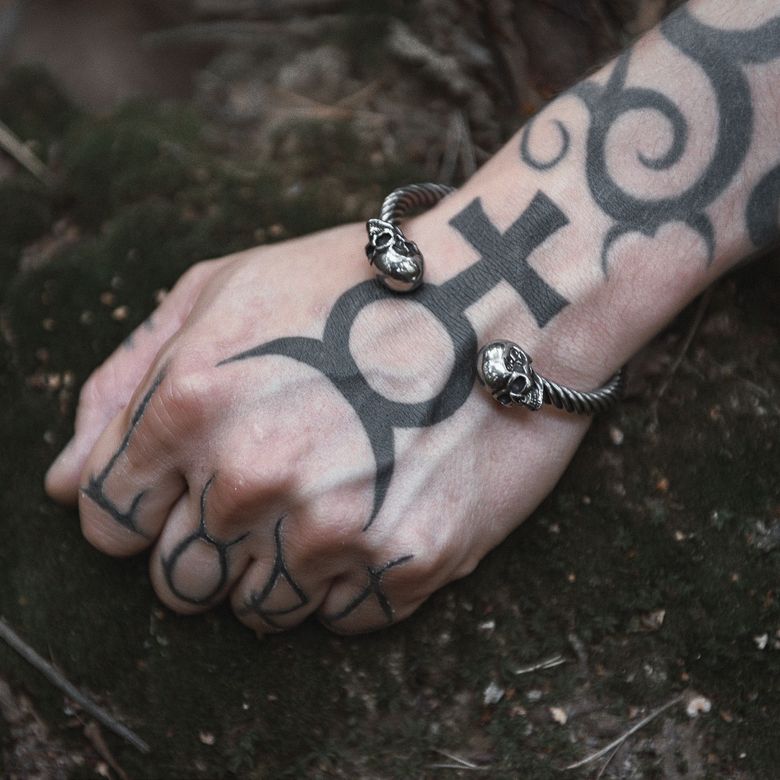 Черепа - стальной браслет