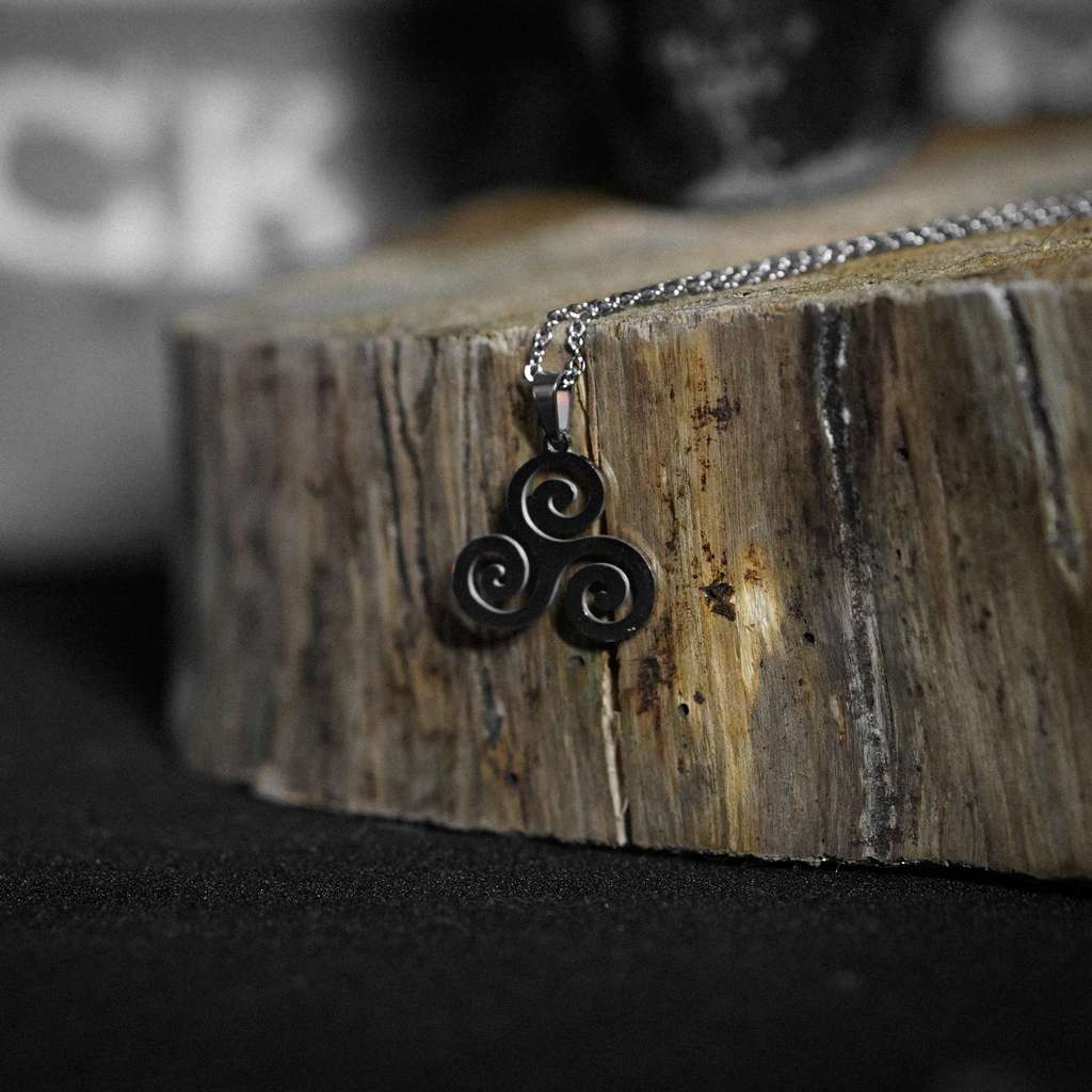 Трискелион — стальной кулон