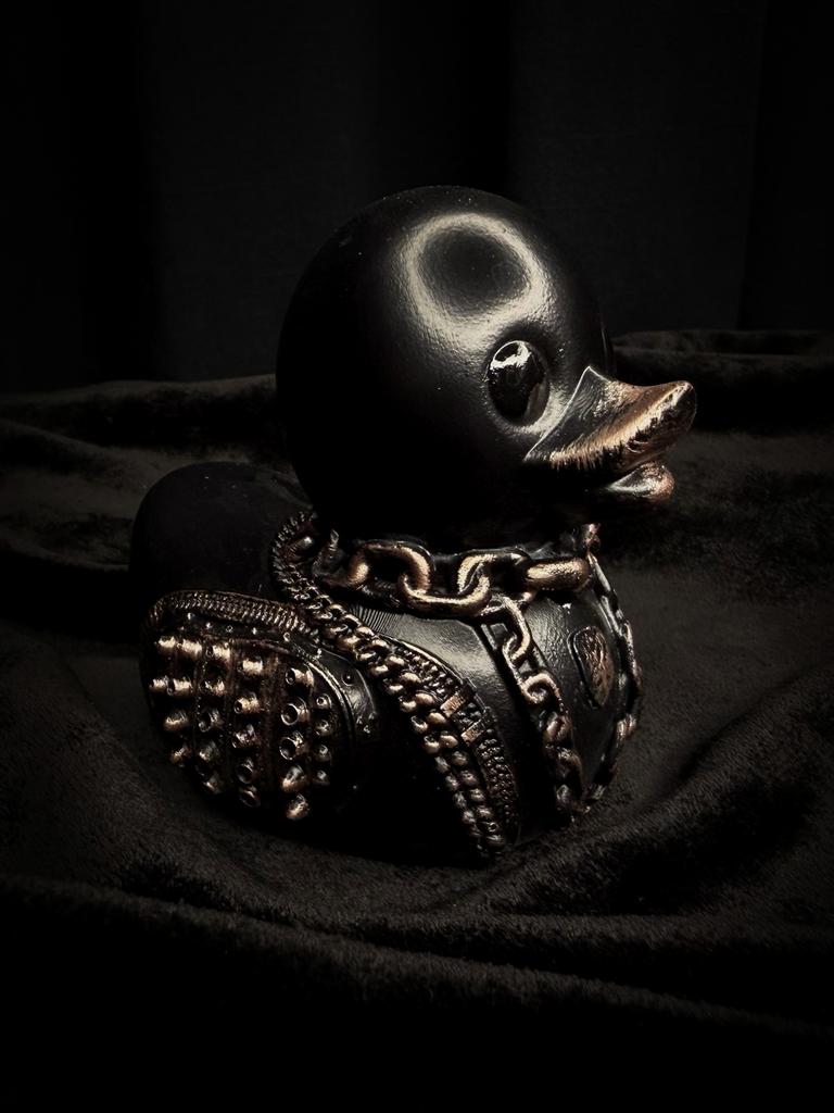 Коллекционная фигурка-уточка «Black Metal Duck»