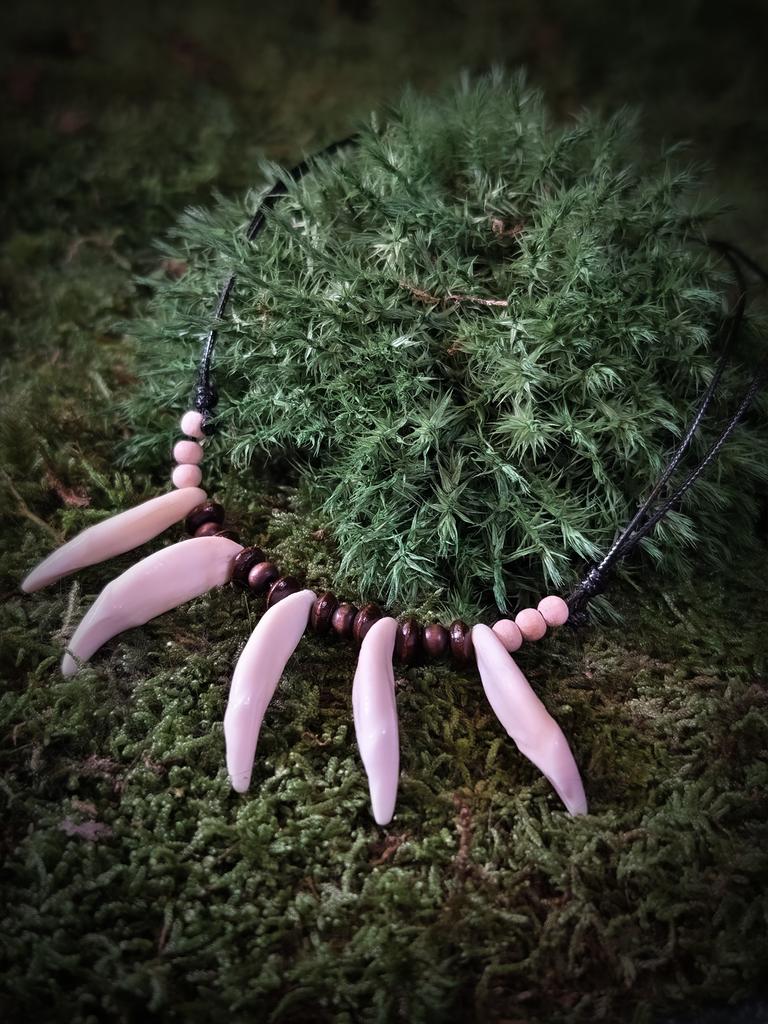 Ожерелье из волчьих клыков