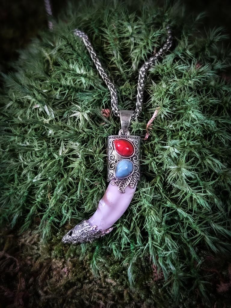 Волчик клык в металлической оправе, украшенный камнями — подвеска на цепочке